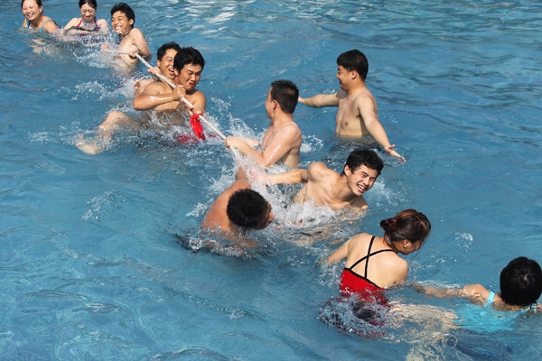 水上趣味活动竞赛项目--水上拔河比赛
